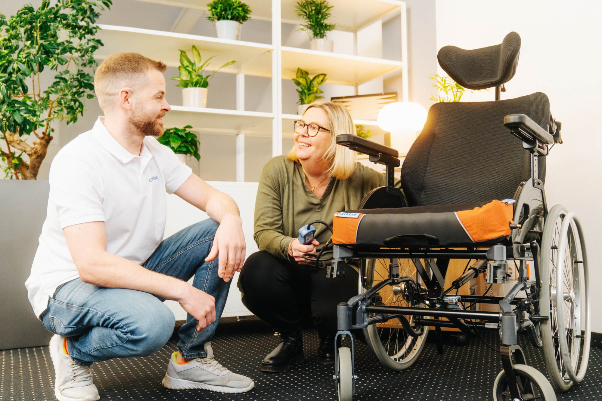 Carenetic employee explaining the pressure setting of a wheelchair seat cushion to a customer