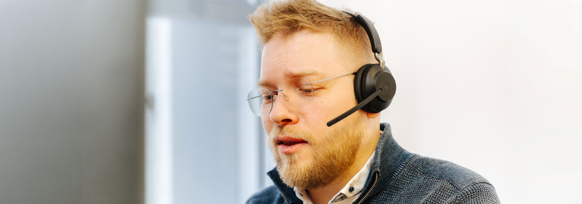 Carenetic employee with headset giving advice on the phone